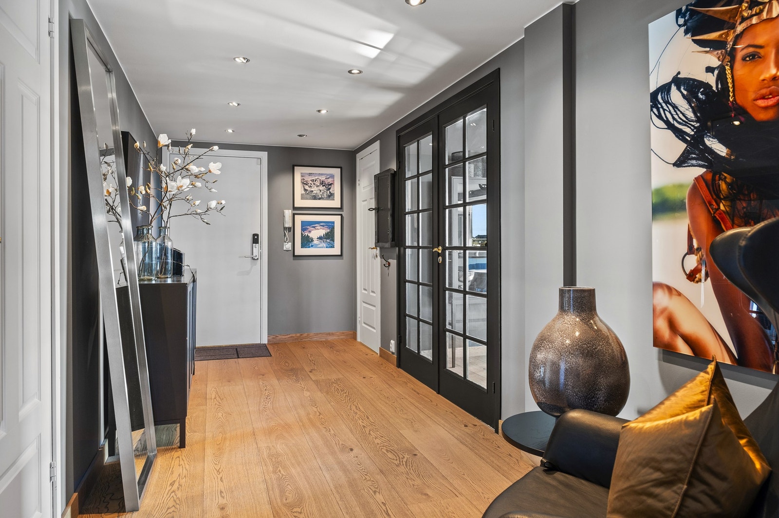 Stor entré med adgang til leilighetens øvrige rom. Galleribilde