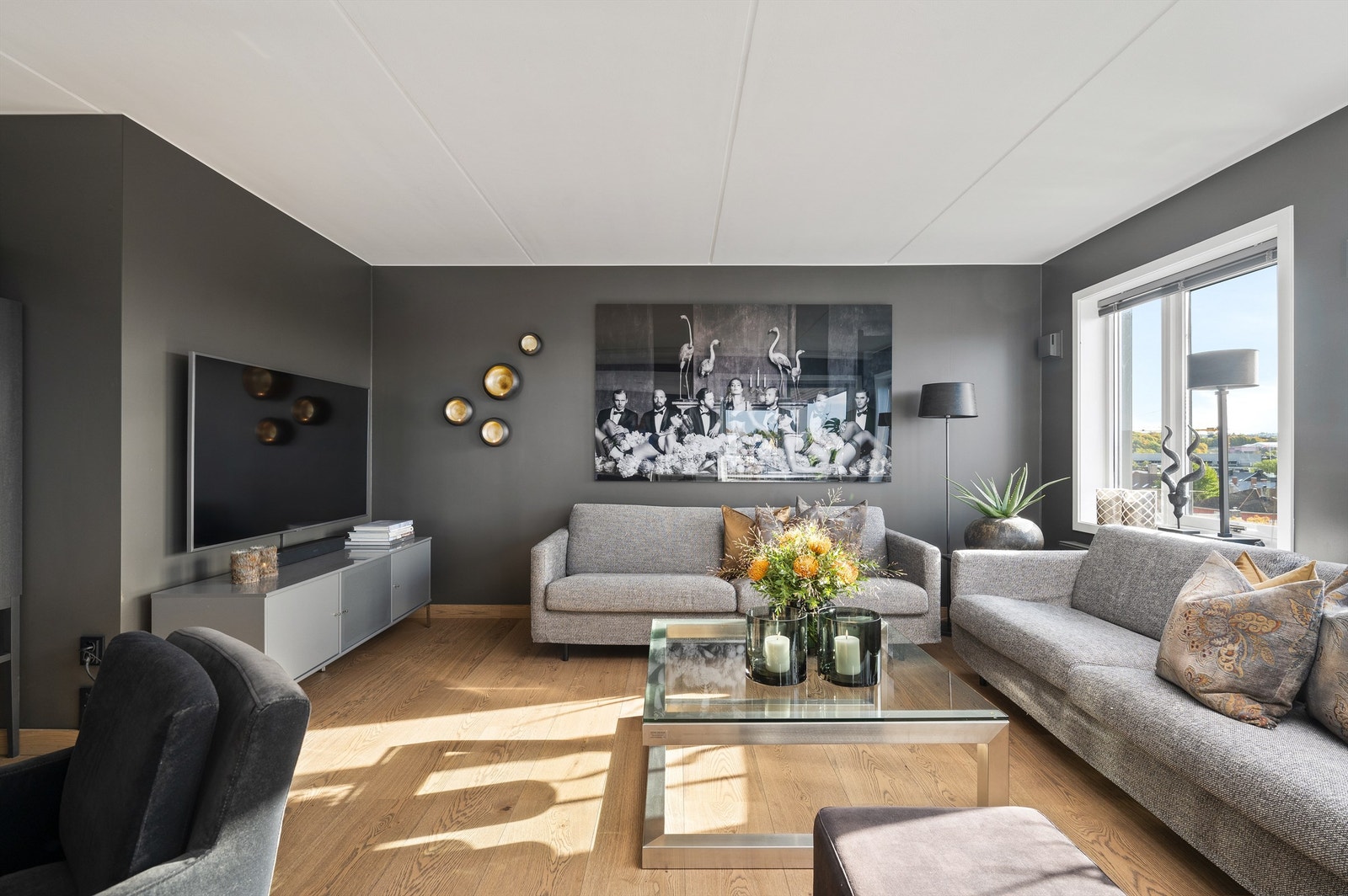 Leiligheten holder en gjennomgående god standard og oppleves som lys og luftig, store vindusflater vender mot sør og vest. Galleribilde