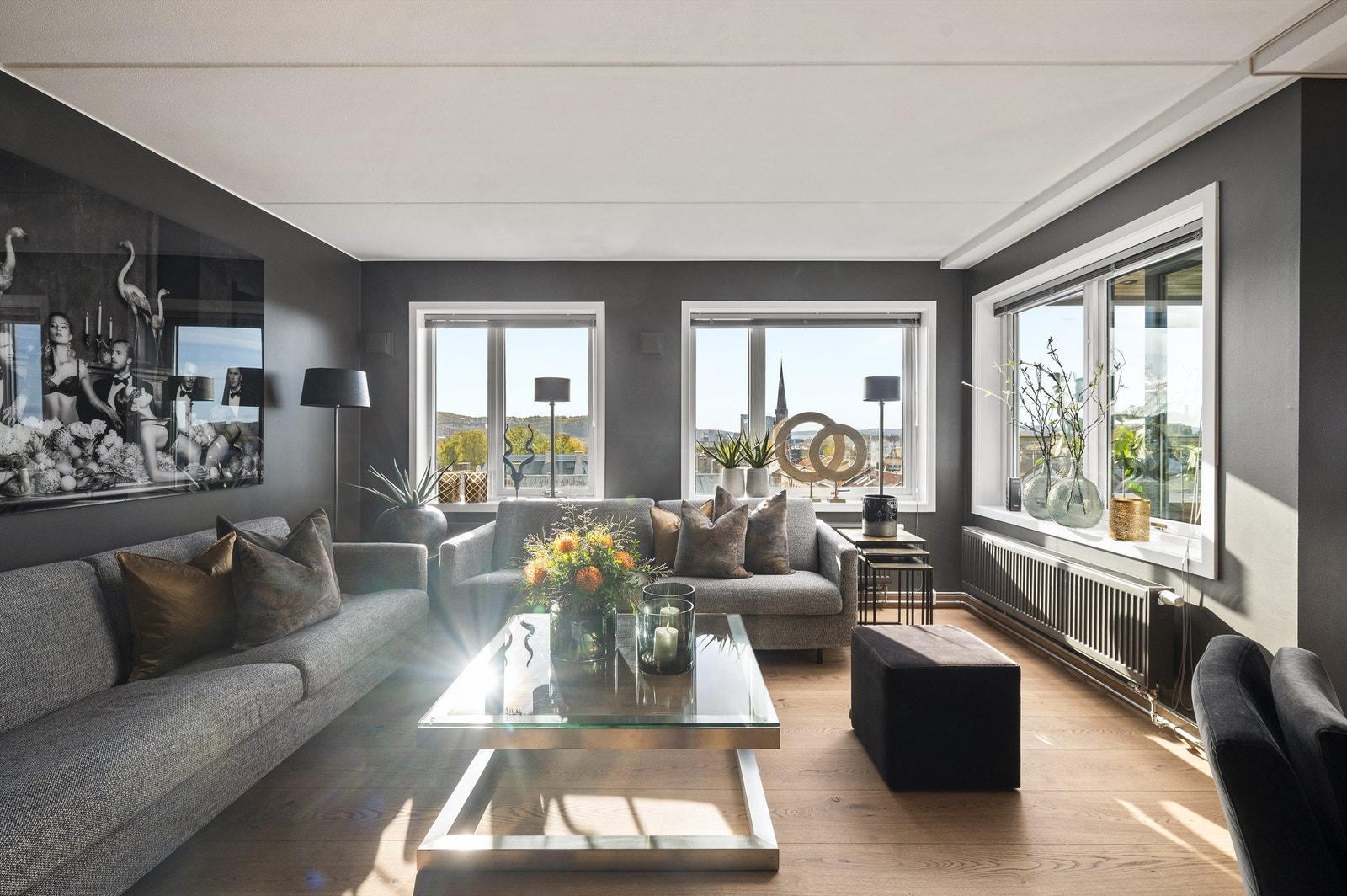 Leiligheten er byggemeldt som 4-roms, det er enkelt å etablere et tredje soverom ved å sette opp lettvegg i stuen. Galleribilde