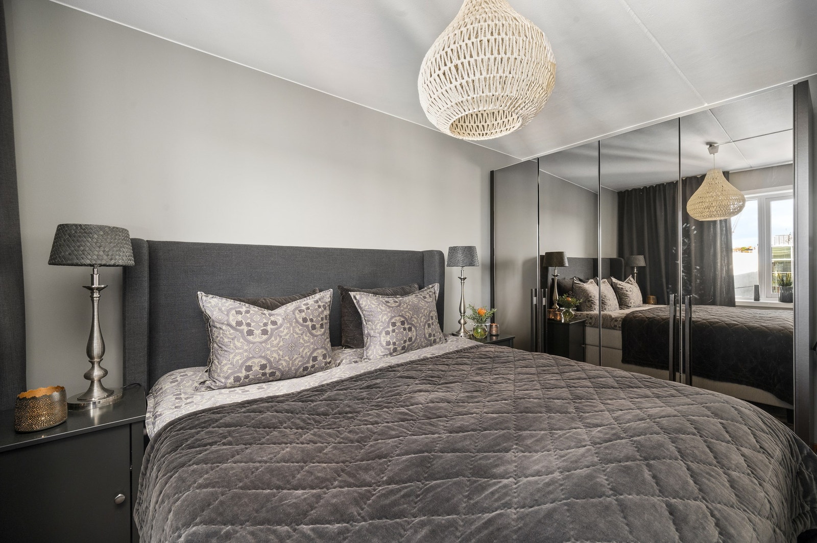 Hovedsoverommet har et eksklusivt preg med romslige oppbevaringsløsninger. Galleribilde