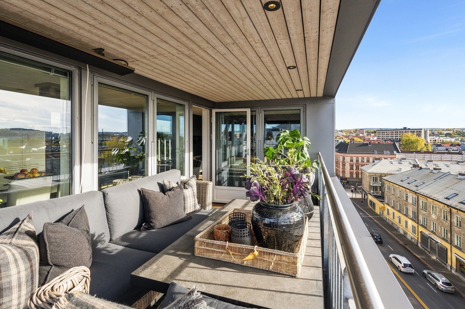 Markise, varmelampe i taket, stikkontakt, taket er belagt med trekledning og downlights. Galleribilde