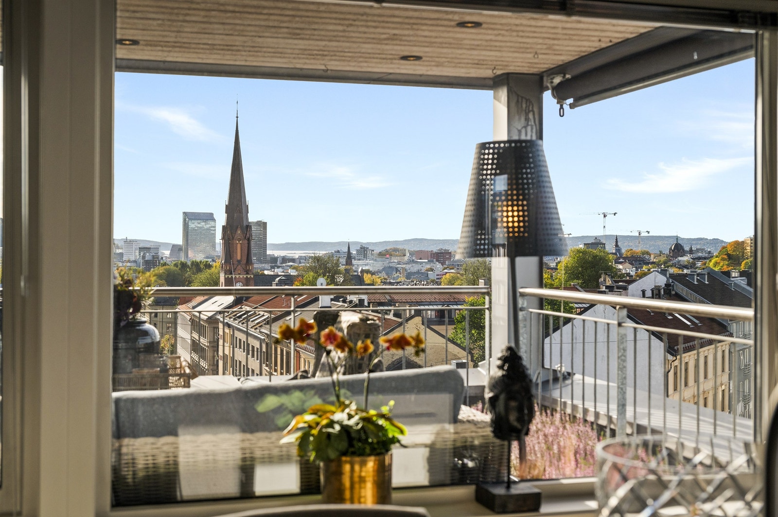 Leiligheten disponerer i tillegg en romslig kjellerbod med heisadkomst. Galleribilde