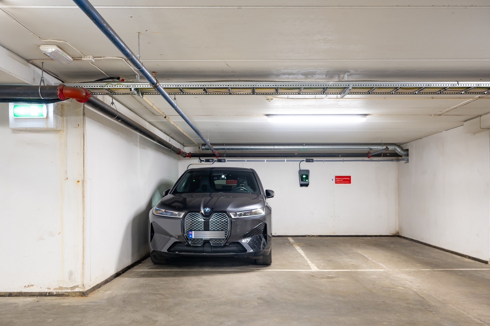 Parkeringsplass i fellesgarasjeanlegg i sameiet, garasje sør. Denne medfølger leiligheten ved salget. Galleribilde