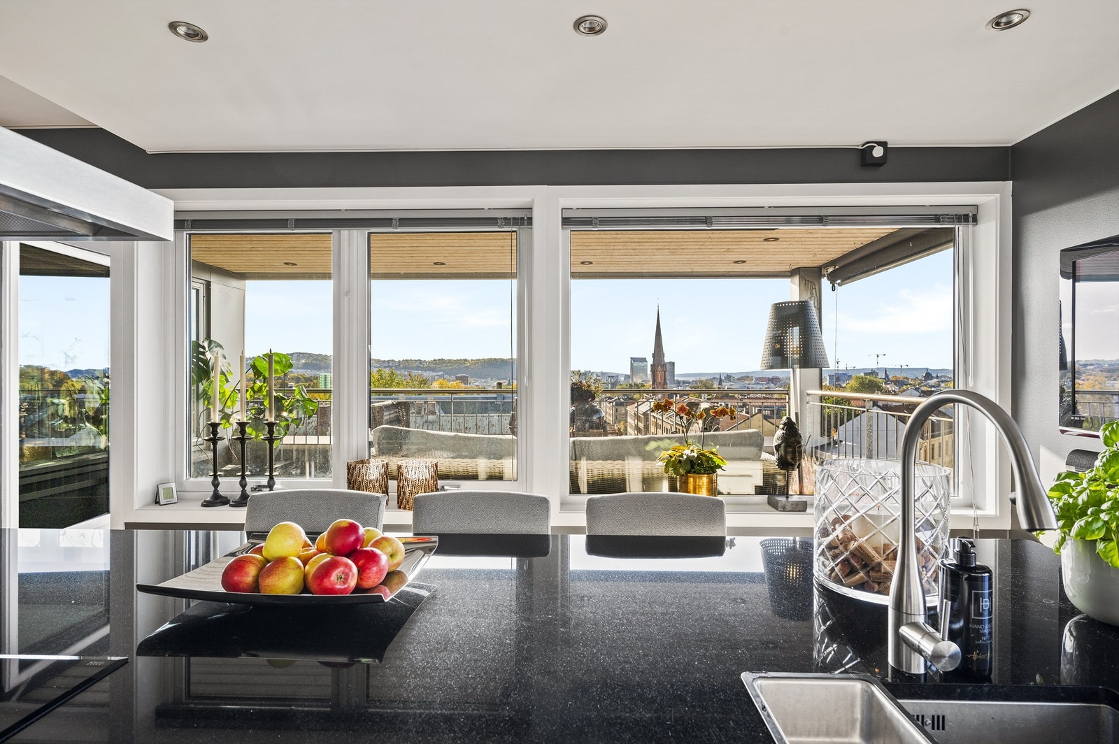 Fra kjøkkenøyen kan du underholde gjester samtidig som du nyter utsikten. Galleribilde