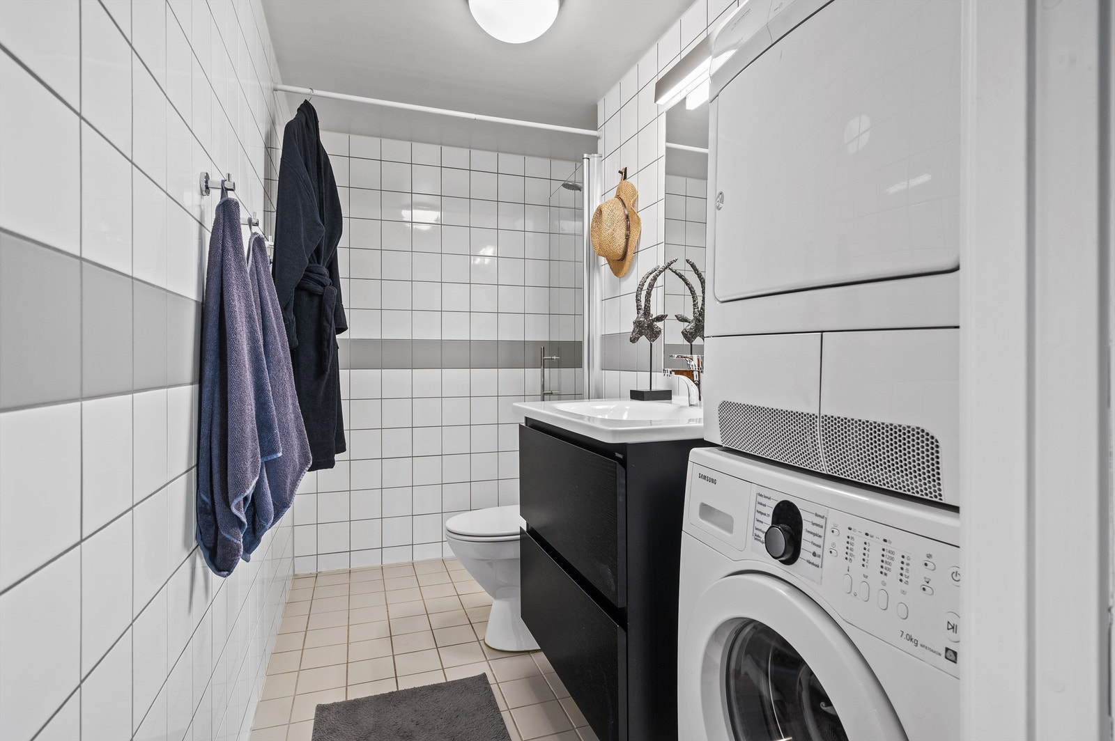 Lyst flislagt bad fra byggeår med gulvvarme. Galleribilde