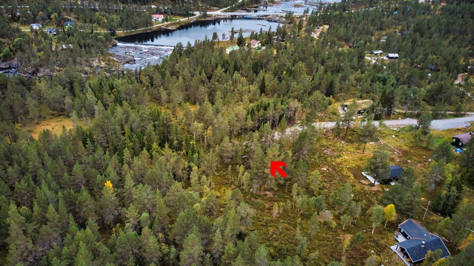 Tomten ligger usjenert til innerst i blindvei. Galleribilde