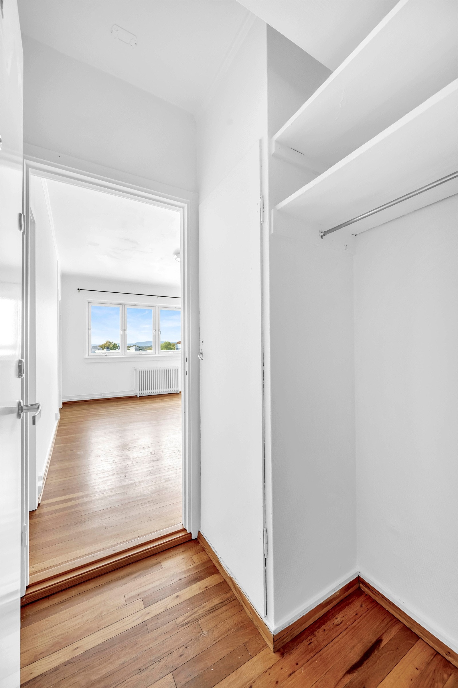 Entréen er praktisk innredet med et garderobeskap og hyller. Galleribilde