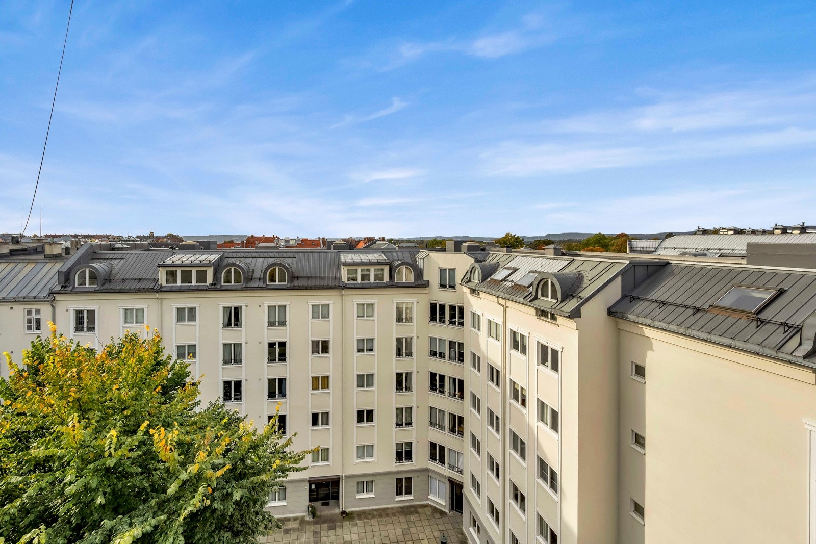 Leiligheten grenser til en hyggelig bakgård. Galleribilde