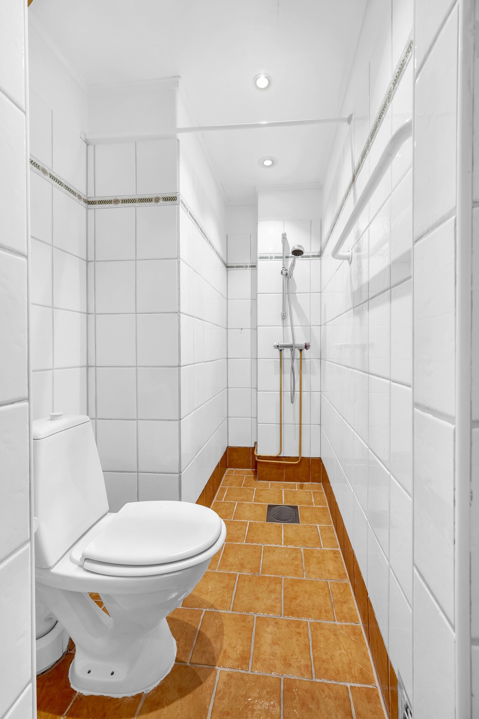 Ovenpåliggende servant med tilhørende møblement. Dusjsone med dusjarmatur, samt frittstående toalett. Galleribilde