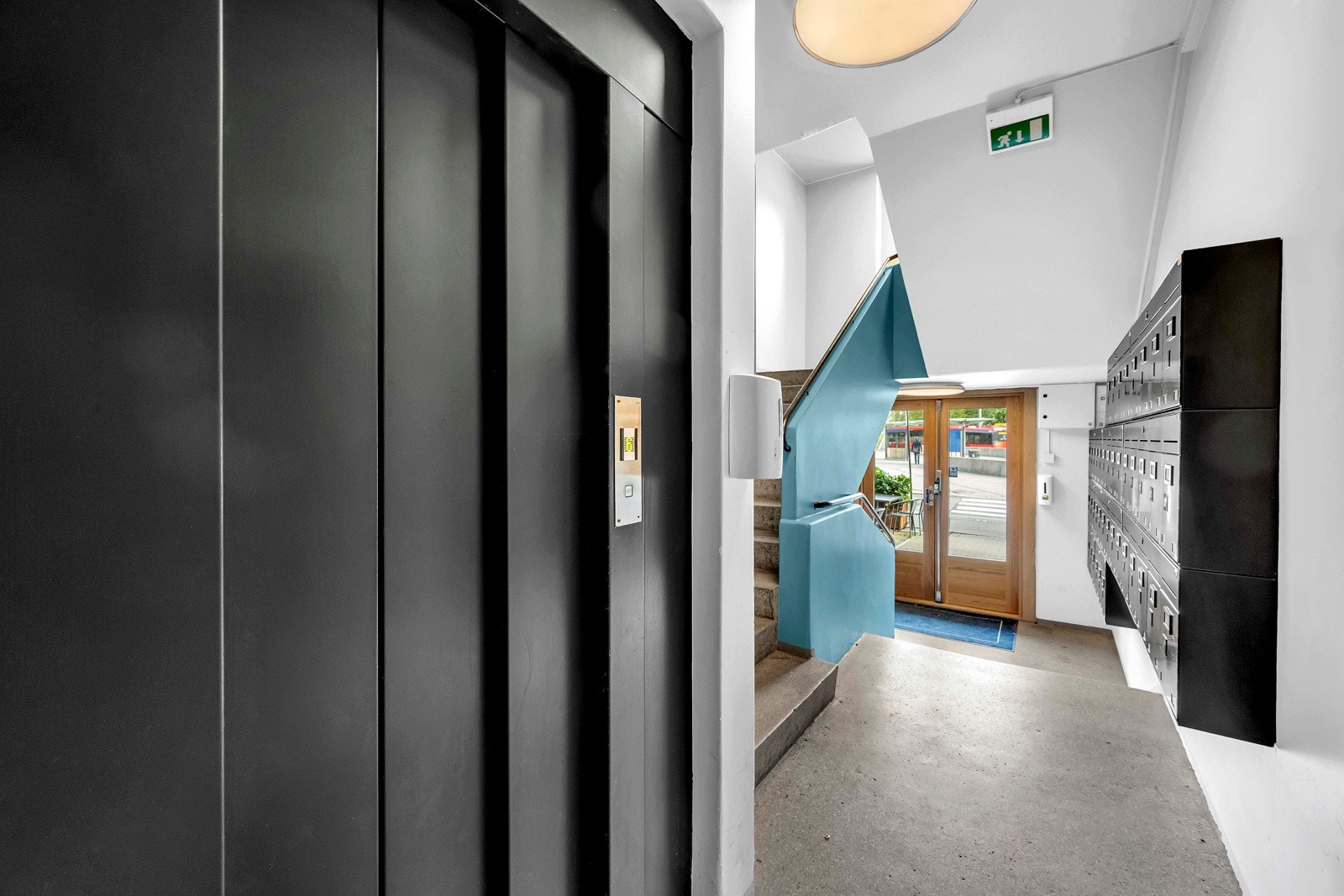 Leiligheten har også en praktisk heis som gjør det enkelt å komme seg til leiligheten. Galleribilde