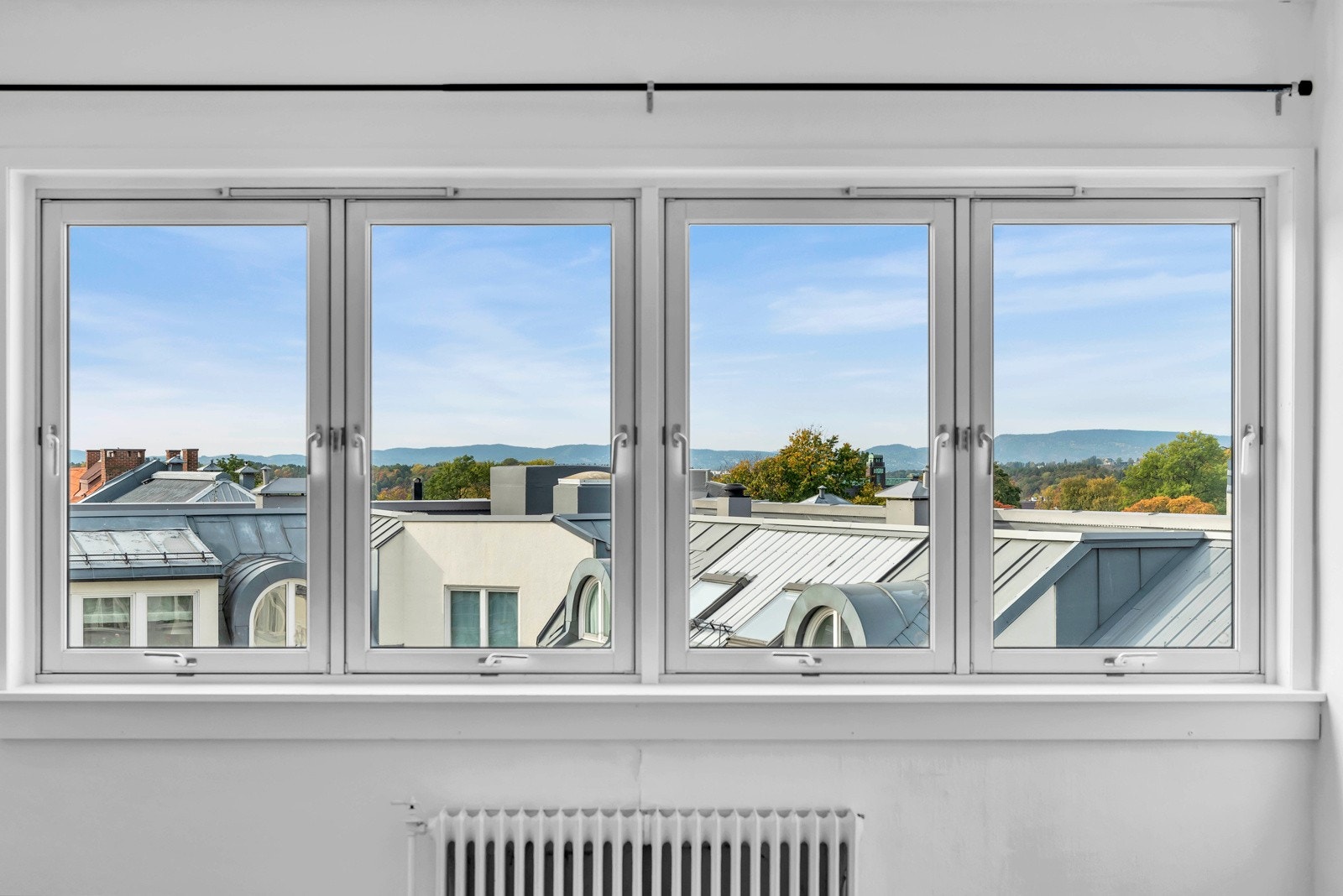 Vindusflatene i stuen bidrar til rikelig med lysinnslipp. Galleribilde