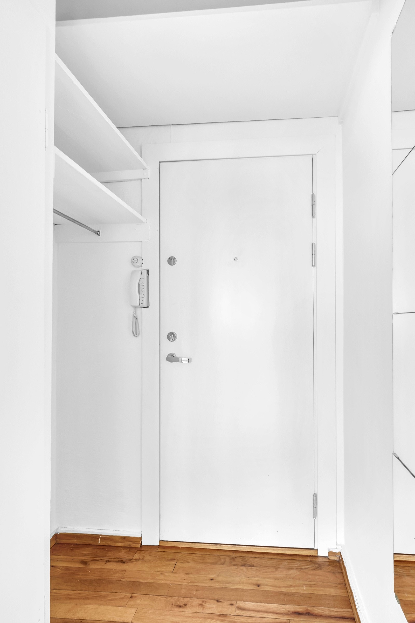 Her har du god plass til å henge fra deg yttertøy. Galleribilde