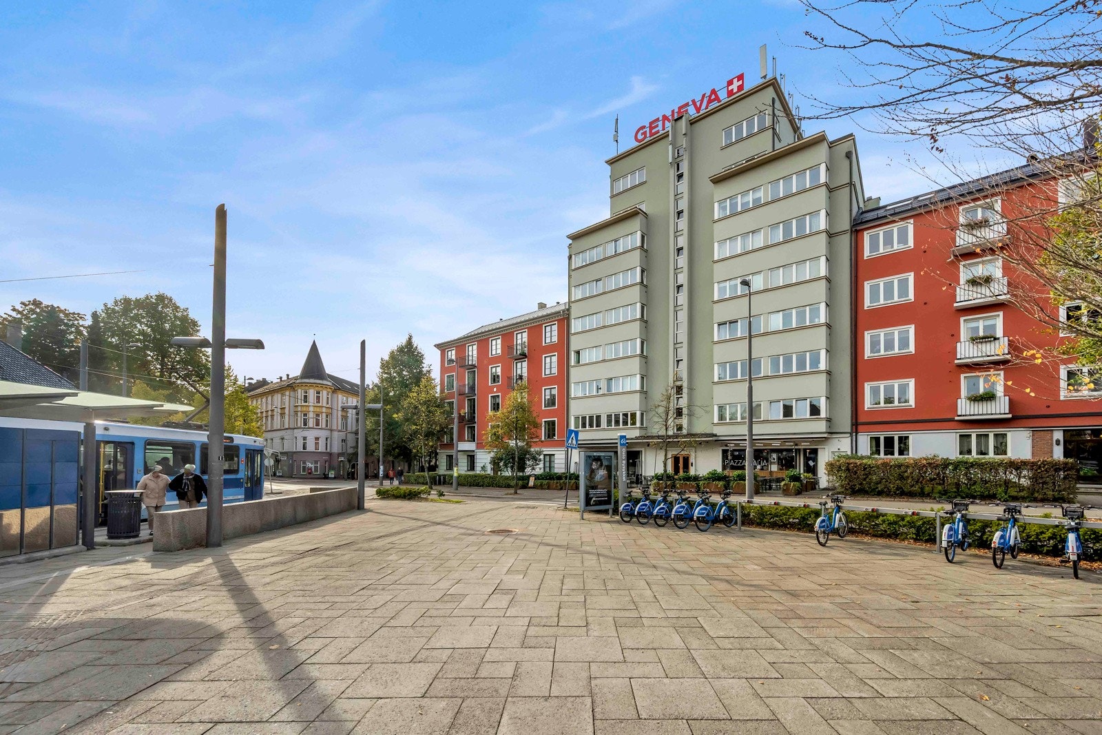 Det klassiske bygårdsbebyggelsen i området gir en tidløs eleganse, mens nærheten til både trikk og buss gjør det enkelt å bevege seg rundt i byen. Galleribilde