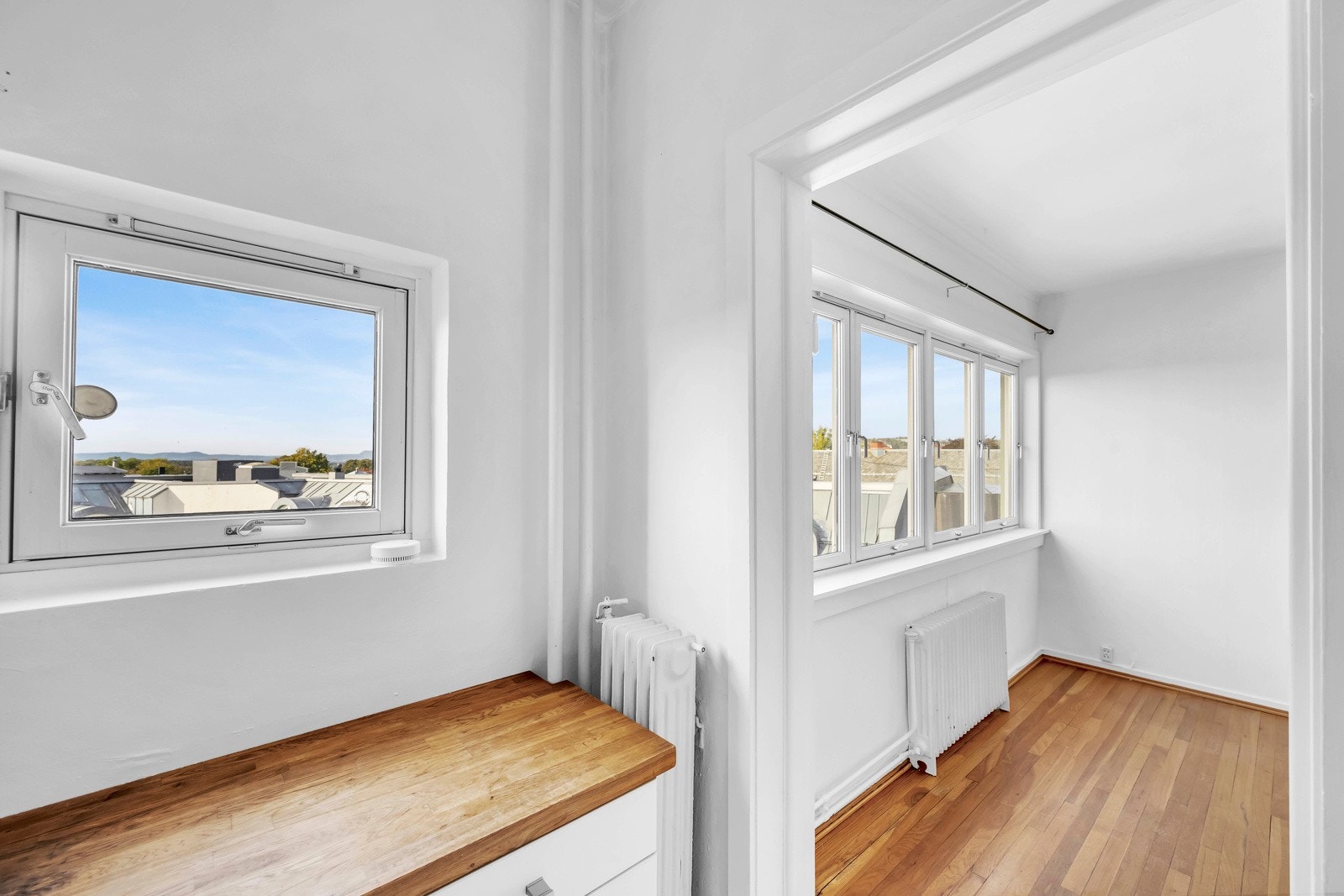 Kjøkkenet har en delvis åpen løsning mot stuen. Galleribilde