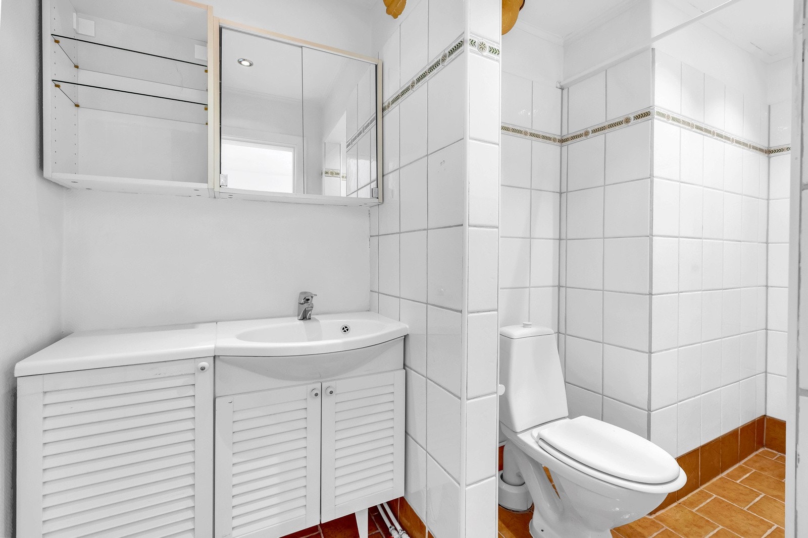 Badet har flislagt gulv med varme, samt flislagte vegger i hovedsak. Galleribilde