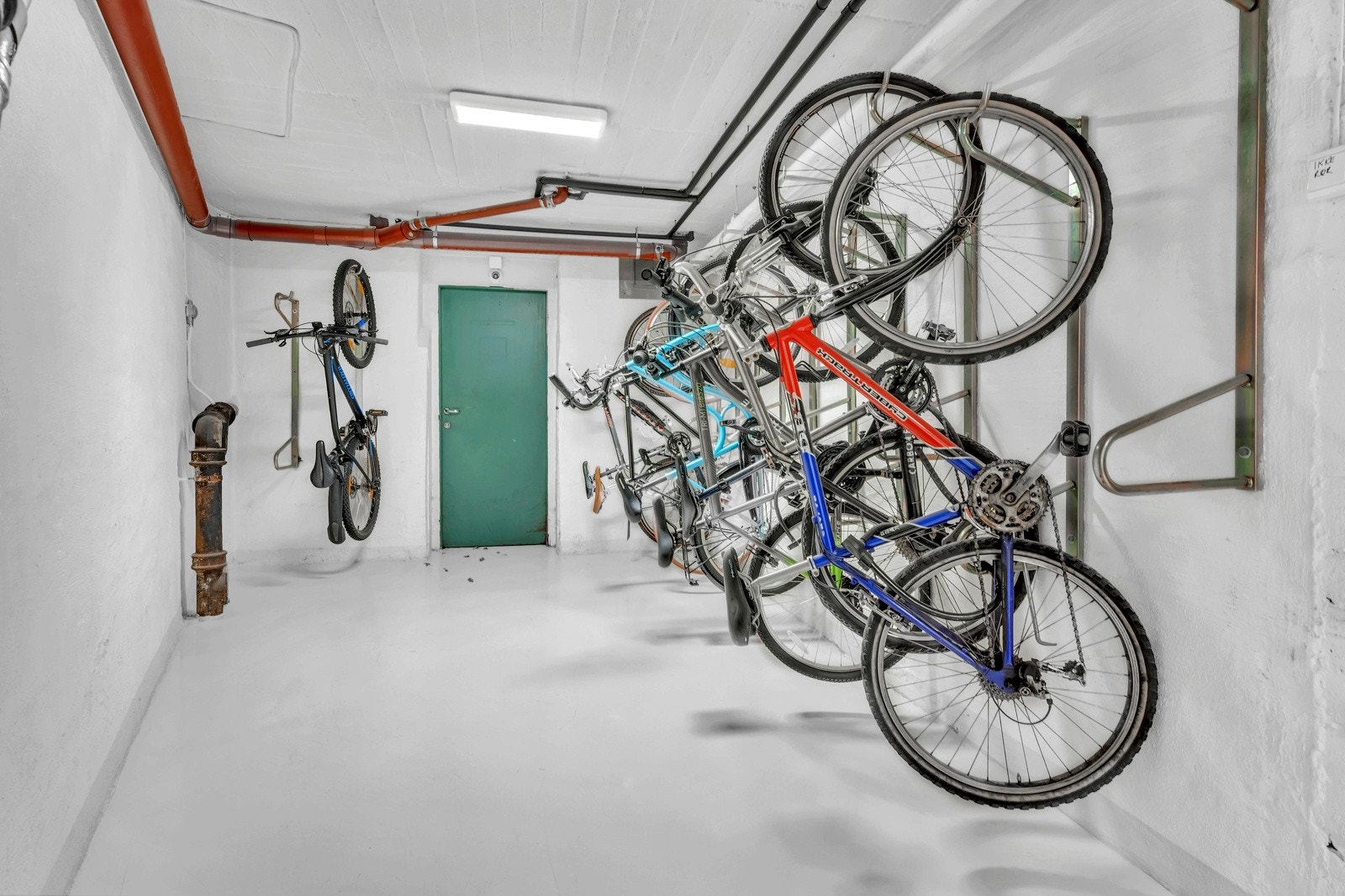 Felles sykkelbod i kjeller. Galleribilde