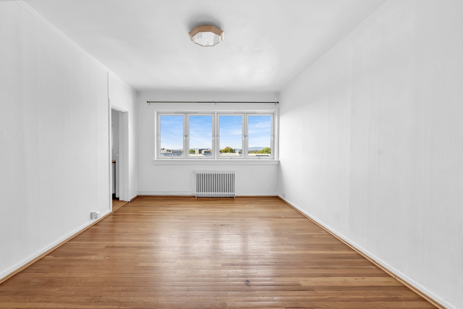 Stuen/soverommet er romslig med gode møbleringsmuligheter. Galleribilde