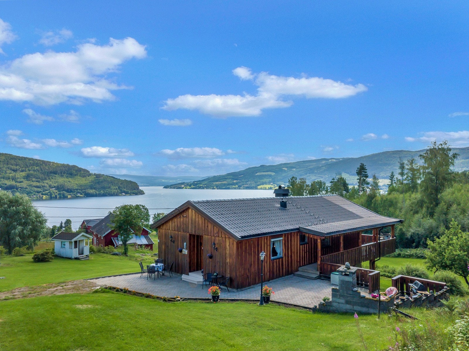Eiendommen har nydelig utsikt over Randsfjorden og gode solforhold Galleribilde