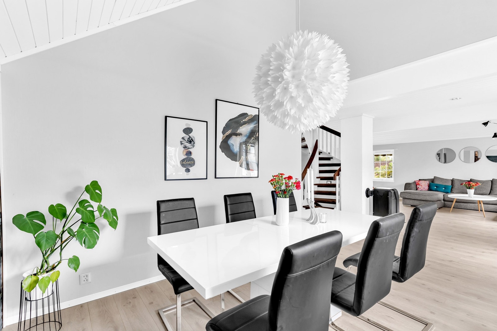 Boligen har plass til en stor spisestue. Her kan man samle familie og venner til mange hyggelige stunder og selskaper Galleribilde