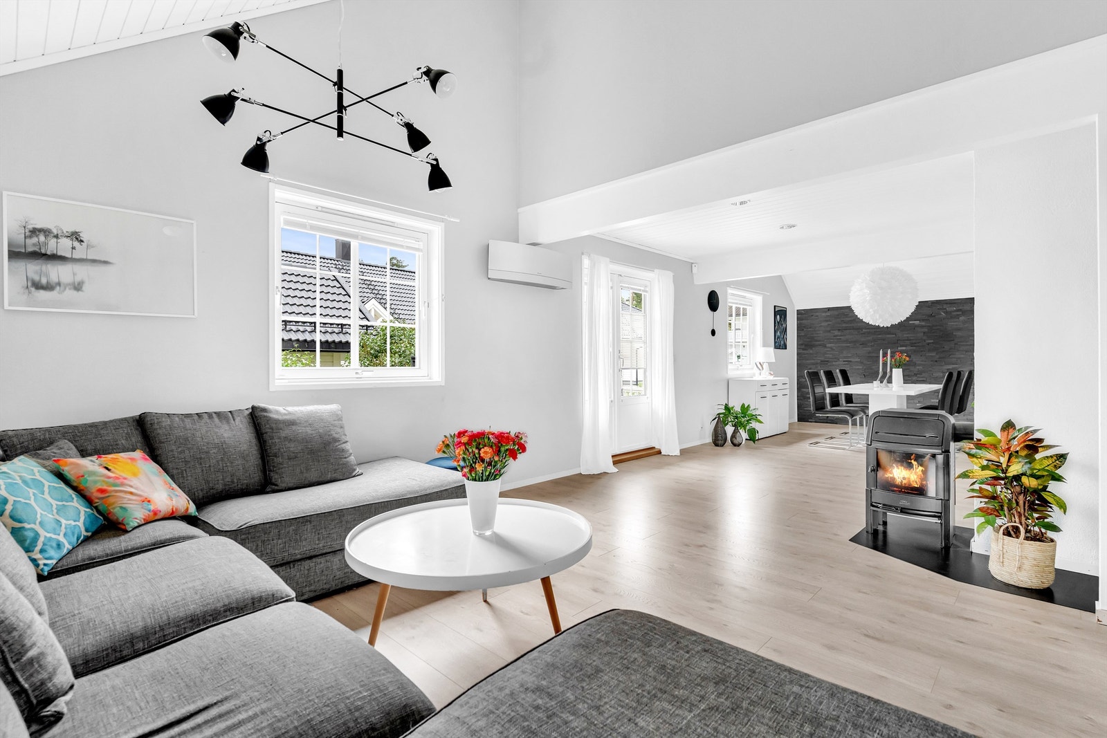 Fra stuen har man også utgang til boligens terrasse og fine uteområde Galleribilde