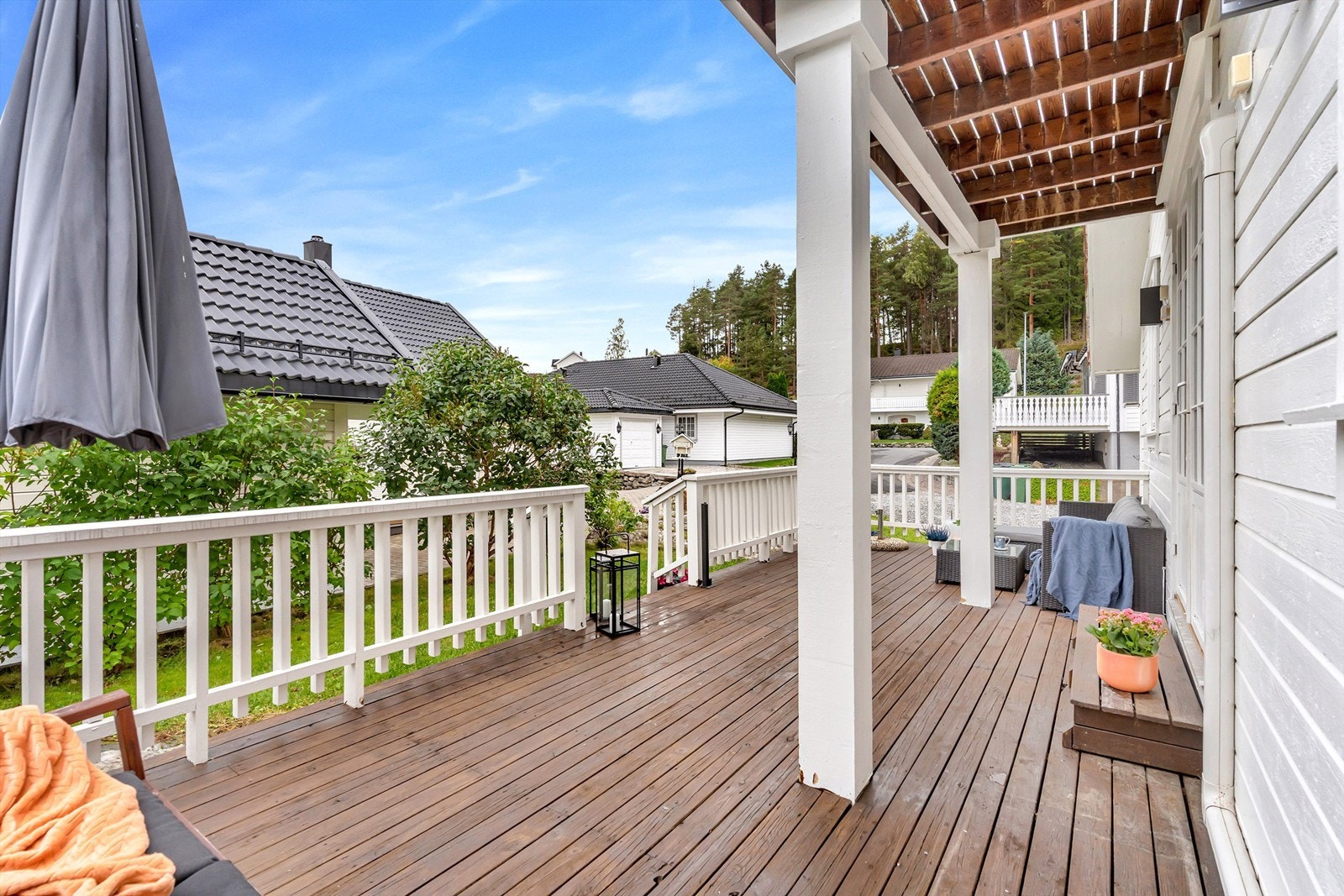 Uteplassene har gode solforhold og består av både terrasse, balkong og hage. Galleribilde