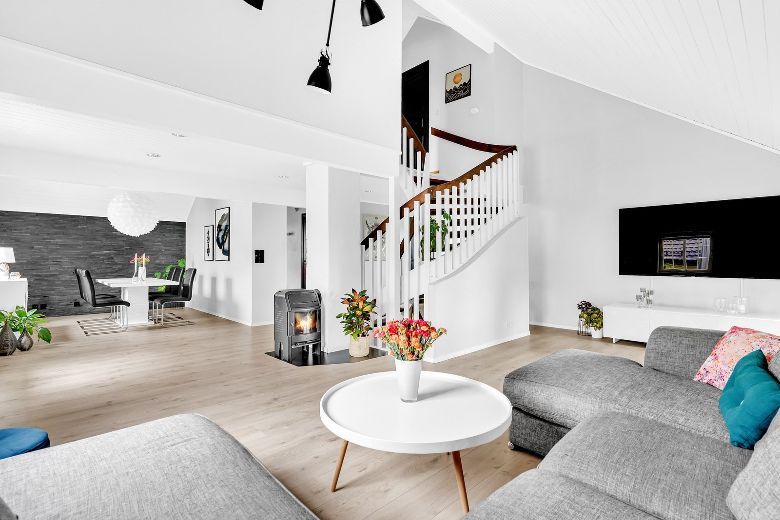 Stuen er lys og åpen med mye naturlig lysinnslipp. Den gode takhøyden gir en meget god romfølelse. Stuen har god plass til flere sosiale soner Galleribilde