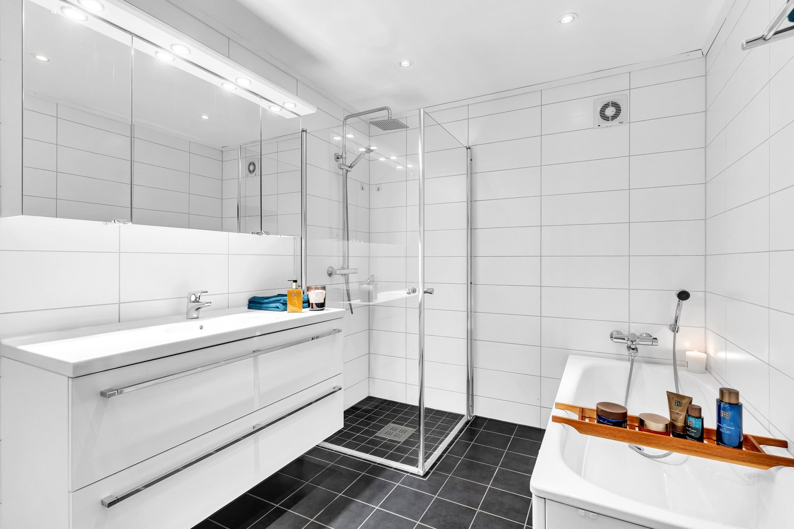 Lys og pent bad med både dusj og badekar Galleribilde
