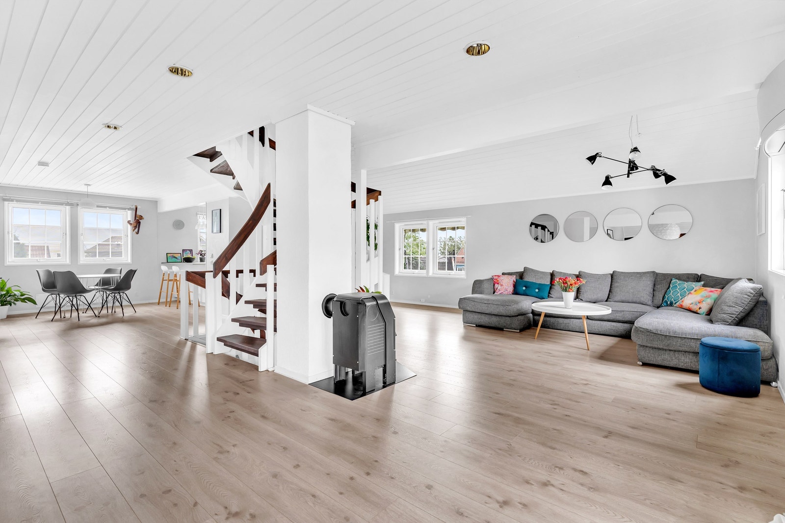 Boligen har en unik arkitektur med meget god takhøyde og flere sosiale soner. Galleribilde