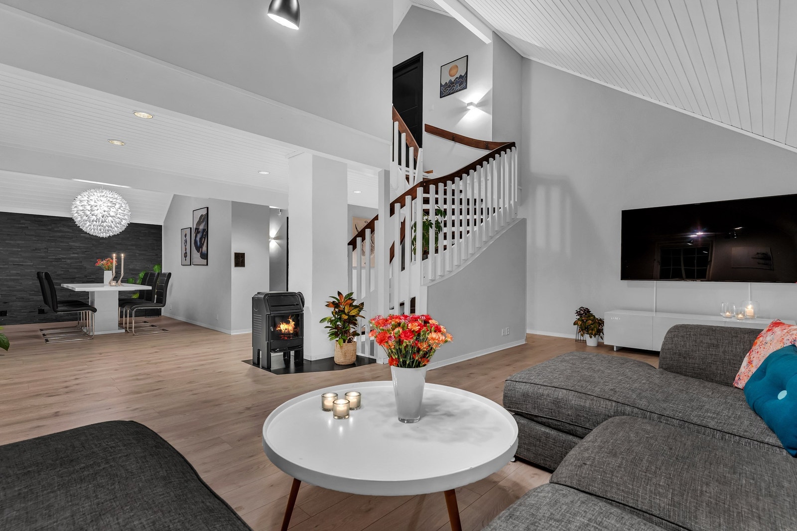 Midt i stuen er det plassert en peis som gir godt med varme og en god stemning Galleribilde