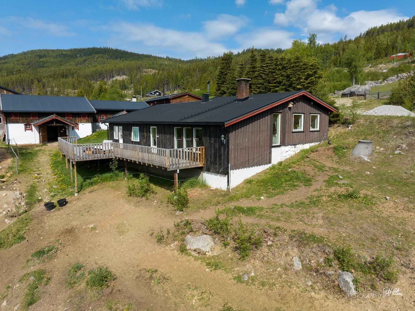 Eneboligen er opprinnelig en Hallingstue oppført i 1850, men har i senere år blitt tilbygd og modernisert i 2012 til 2013. Galleribilde