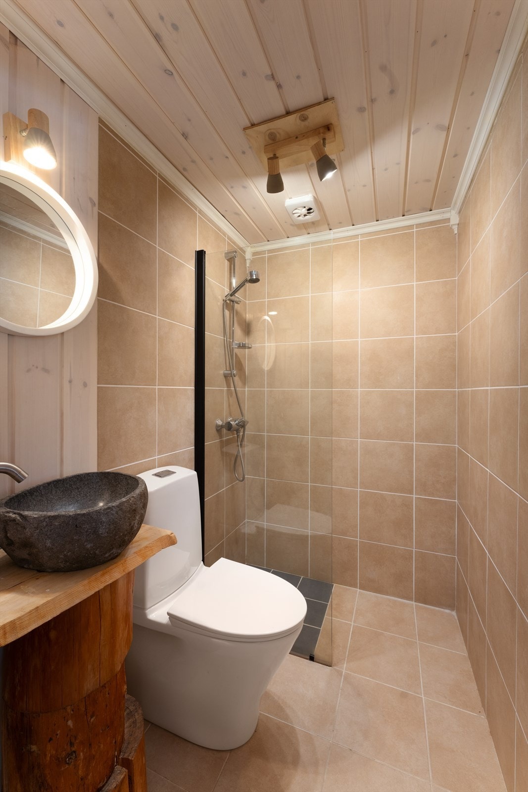 Badet er pusset opp i 2020, og har flislagt gulv med termostatstyrt varme.
Servant, wc og dusjhjørne. Galleribilde
