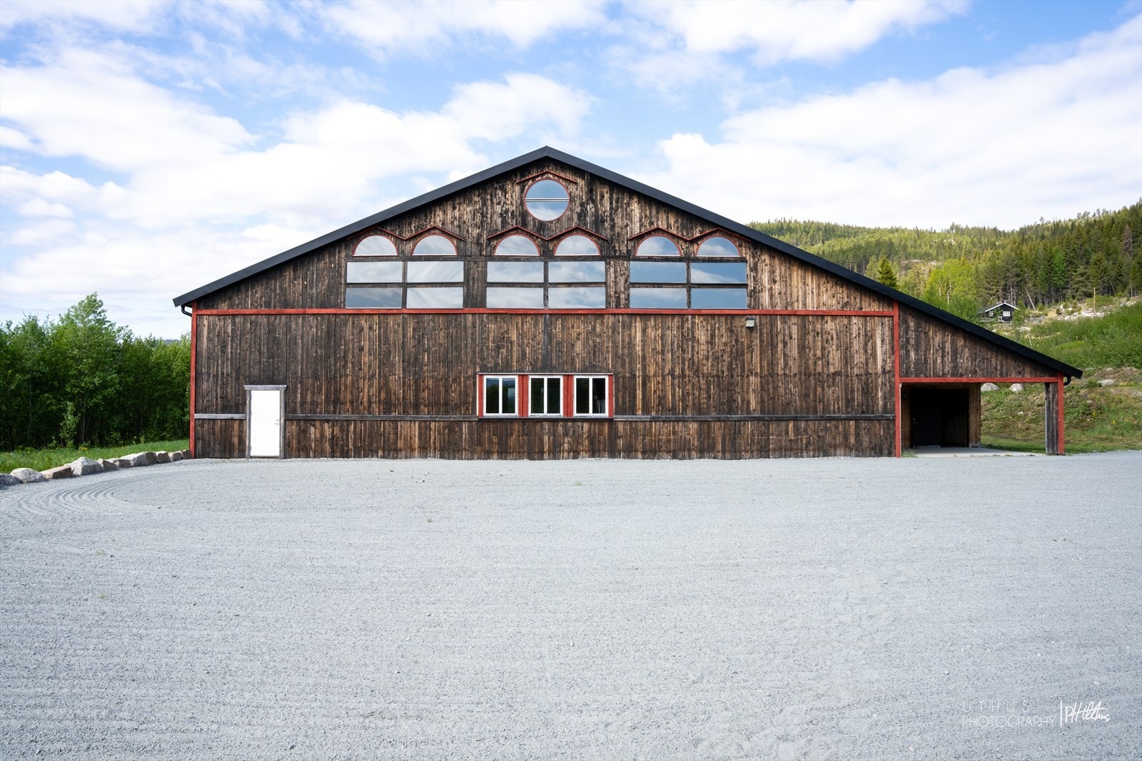 Stort gruslagt areal for ridning (område for riding vatret - og opparbeidet med pukk og sand). Galleribilde