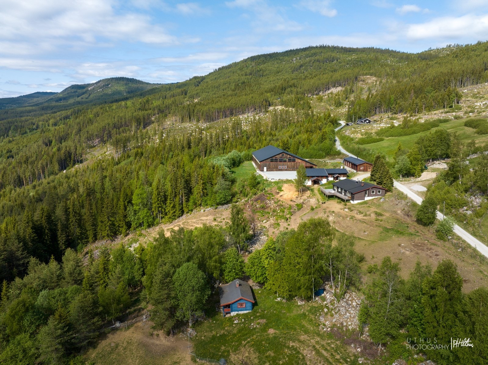 Tomen er på hele 15 mål og ligger fantastisk flott til ca. 530 m.o.h. i landlige omgivelser som grenser mot store skog og fjellområder. Galleribilde