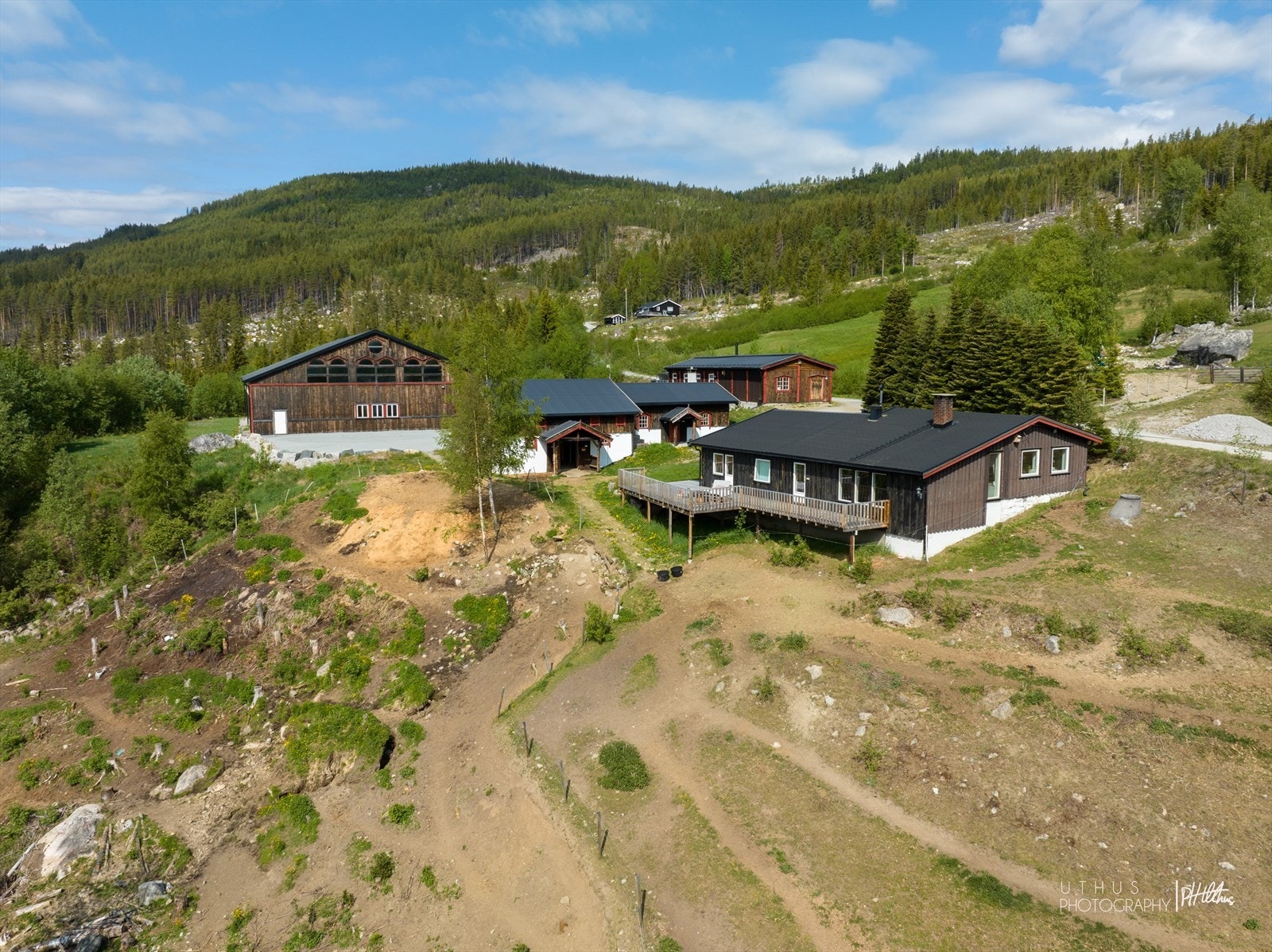 Tomten er skrånende og er hovedsakelig naturtomt/beiteområde og areal for ridning, men har også parkeringsplass og gressplen. Galleribilde