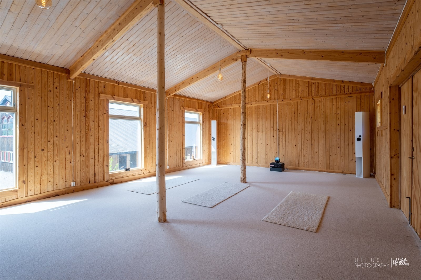 Stort rom med god takhøyde og egen vedovn. Rommet har blitt brukt som yogasal. Galleribilde