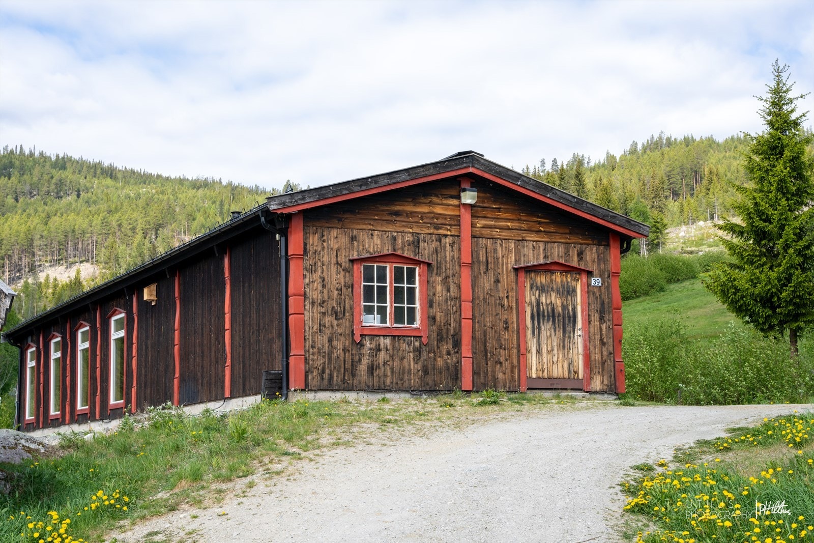 Garasje med kontor og yogasal har enkel standard og er normalt godt vedlikeholdt. Galleribilde