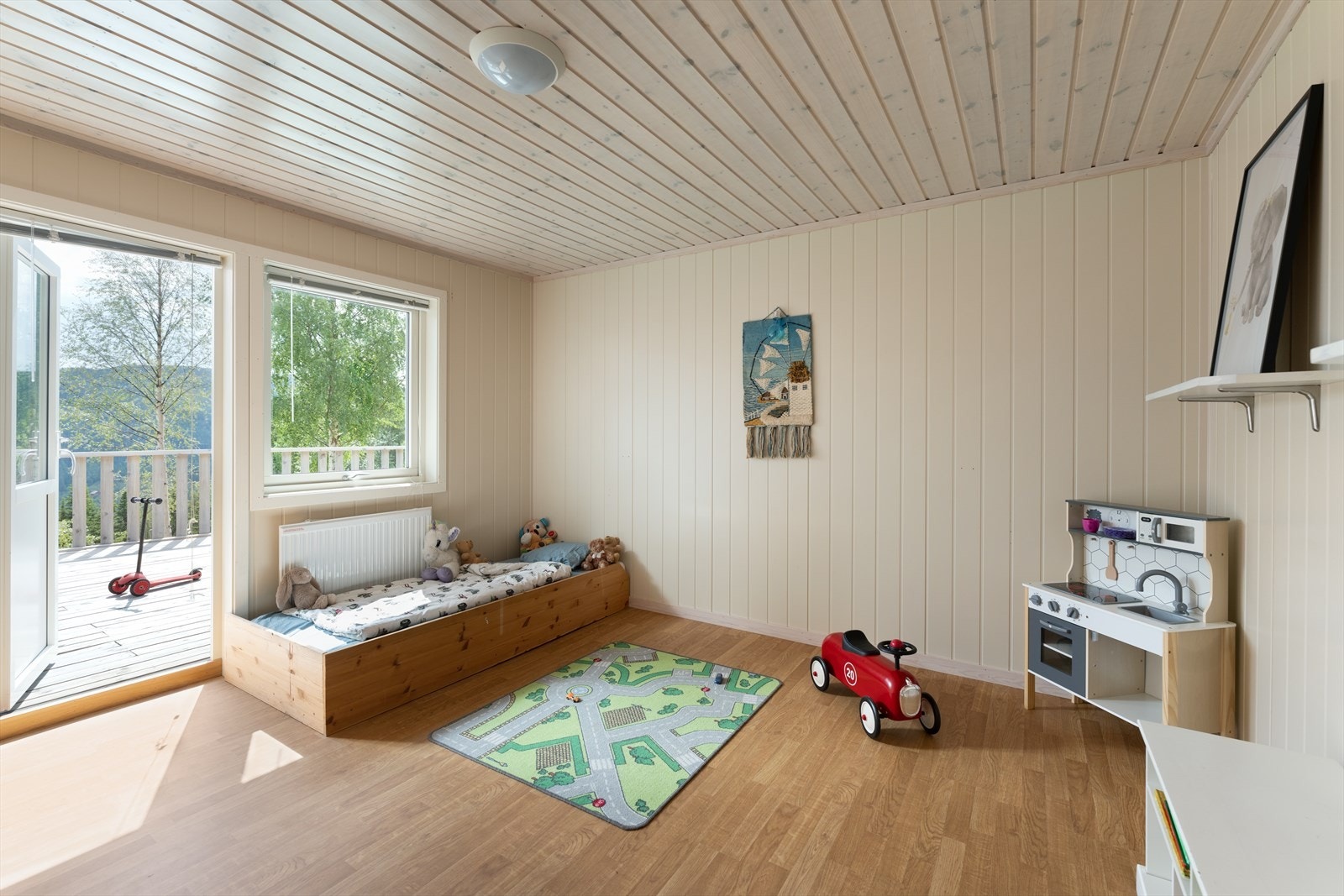 Soverom nr. 2. Lyst og stort soverom med egen utgang til terrassen. Galleribilde