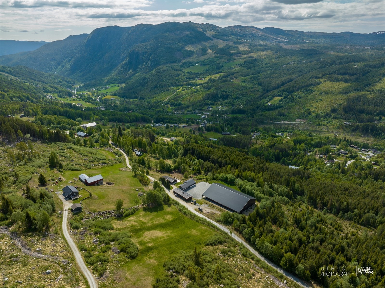 Tomten ligger sørvendt i øvre del av dalføret, og har gode solforhold hele året. Galleribilde