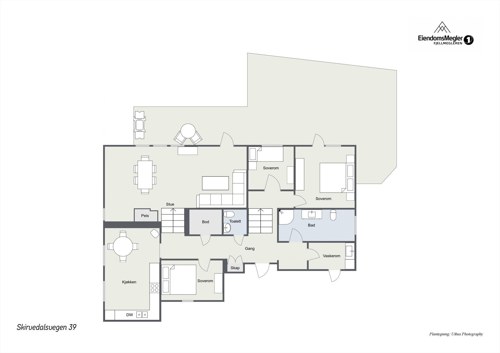 Plantegning. Eneboligen går over et plan og har 3 soverom, 2 bad, vaskerom, kjøkken, stue og spisestue. Galleribilde