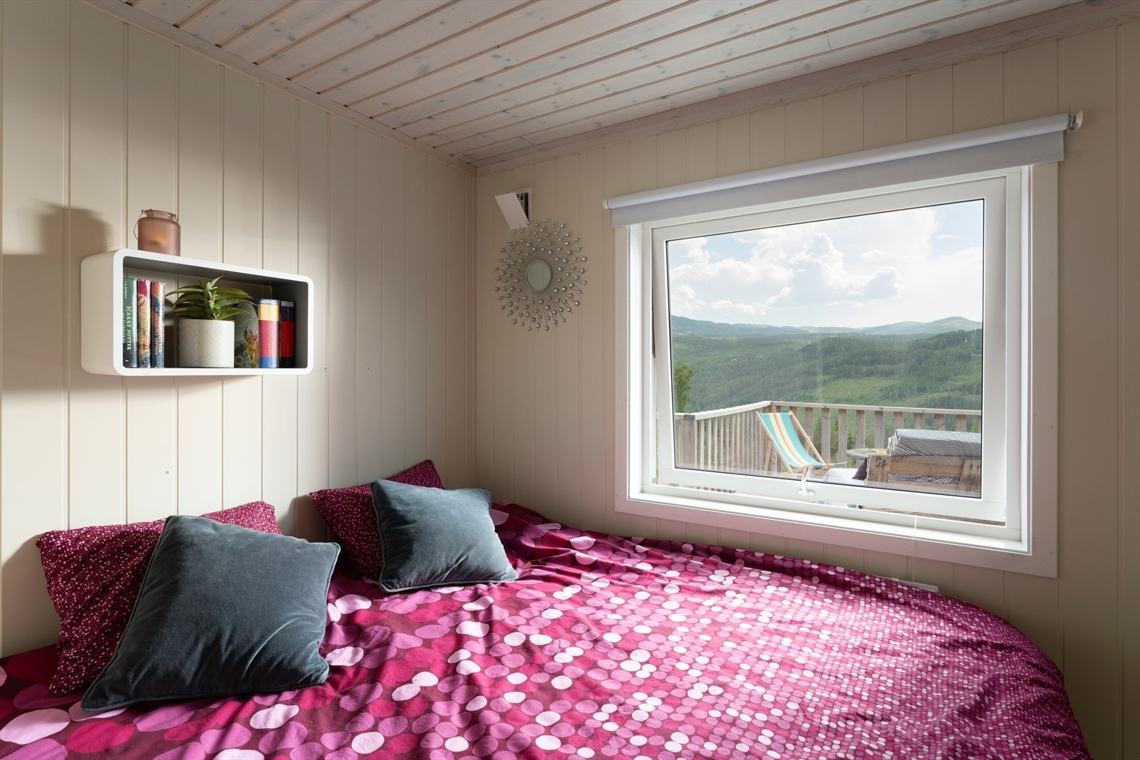 Soverom nr. 3 med plass til dobbeltseng. Vinduet slipper inn naturlig lys og fin utsikt. Galleribilde