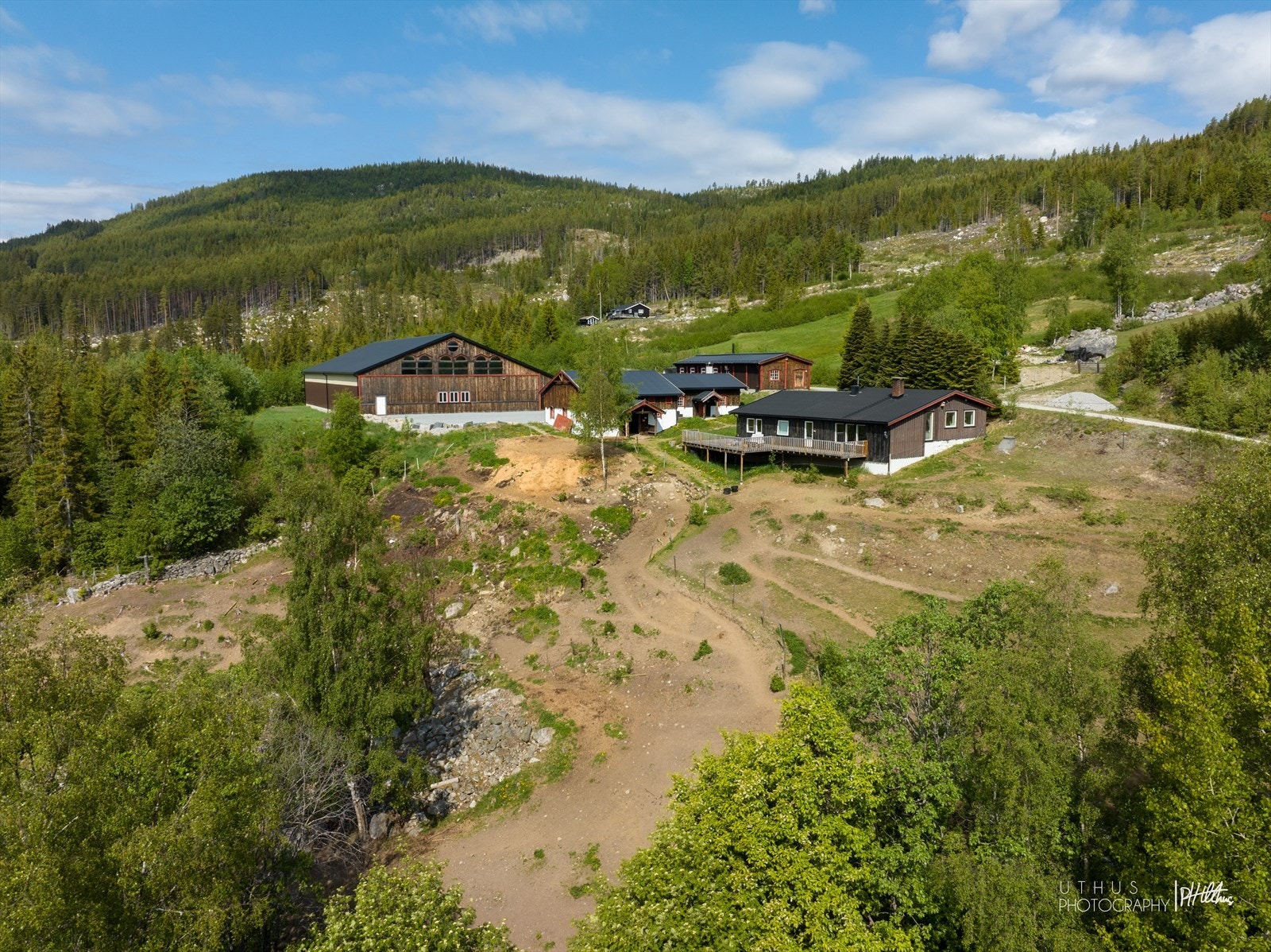 Eiendommen ligger i luftige og naturlige omgivelser med utsikt til Nesfjellet alpin og videre mot Nesbyen og Hallingdal. Galleribilde