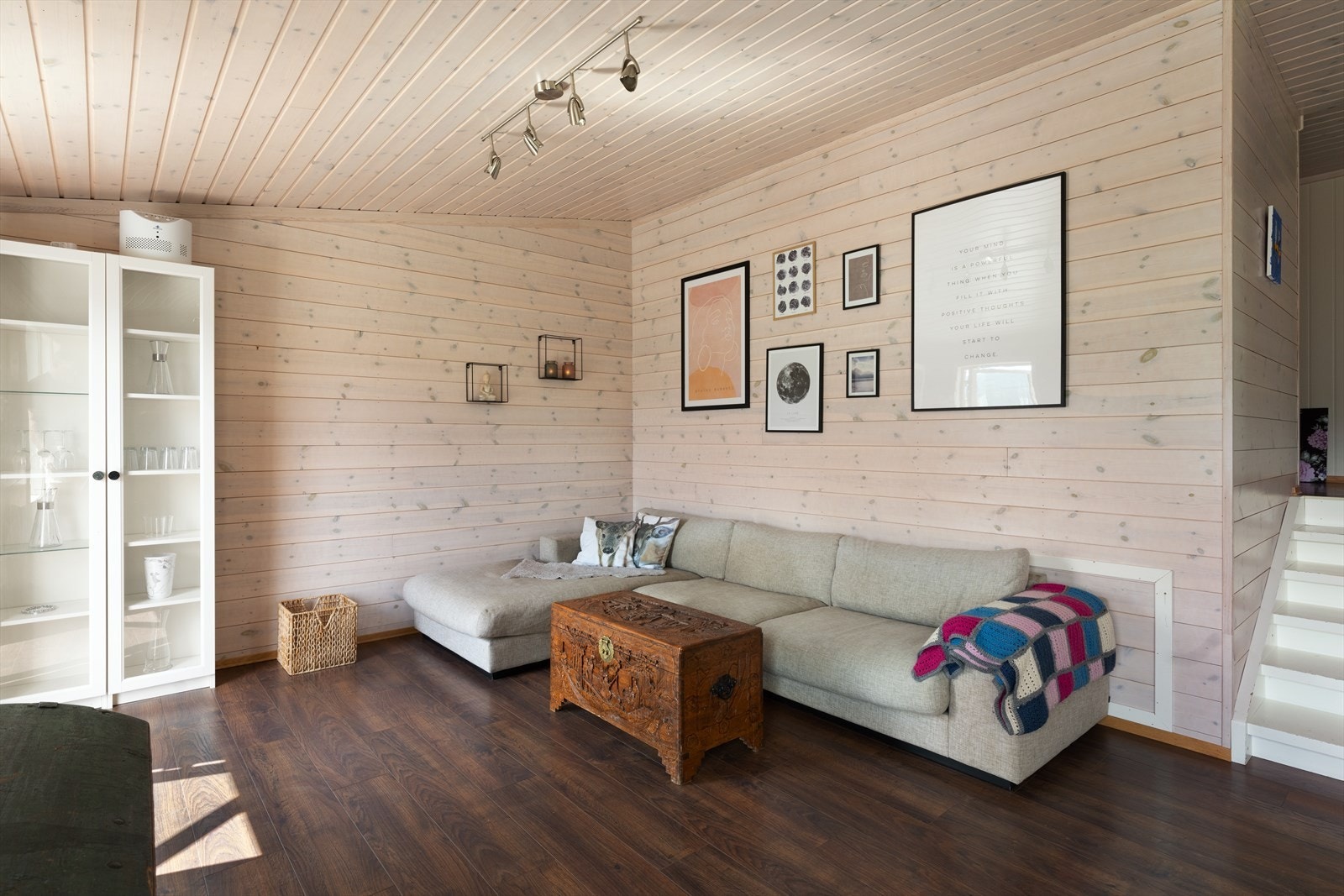 Stuen er romslig og det er god plass til å innrede med sofa. Galleribilde