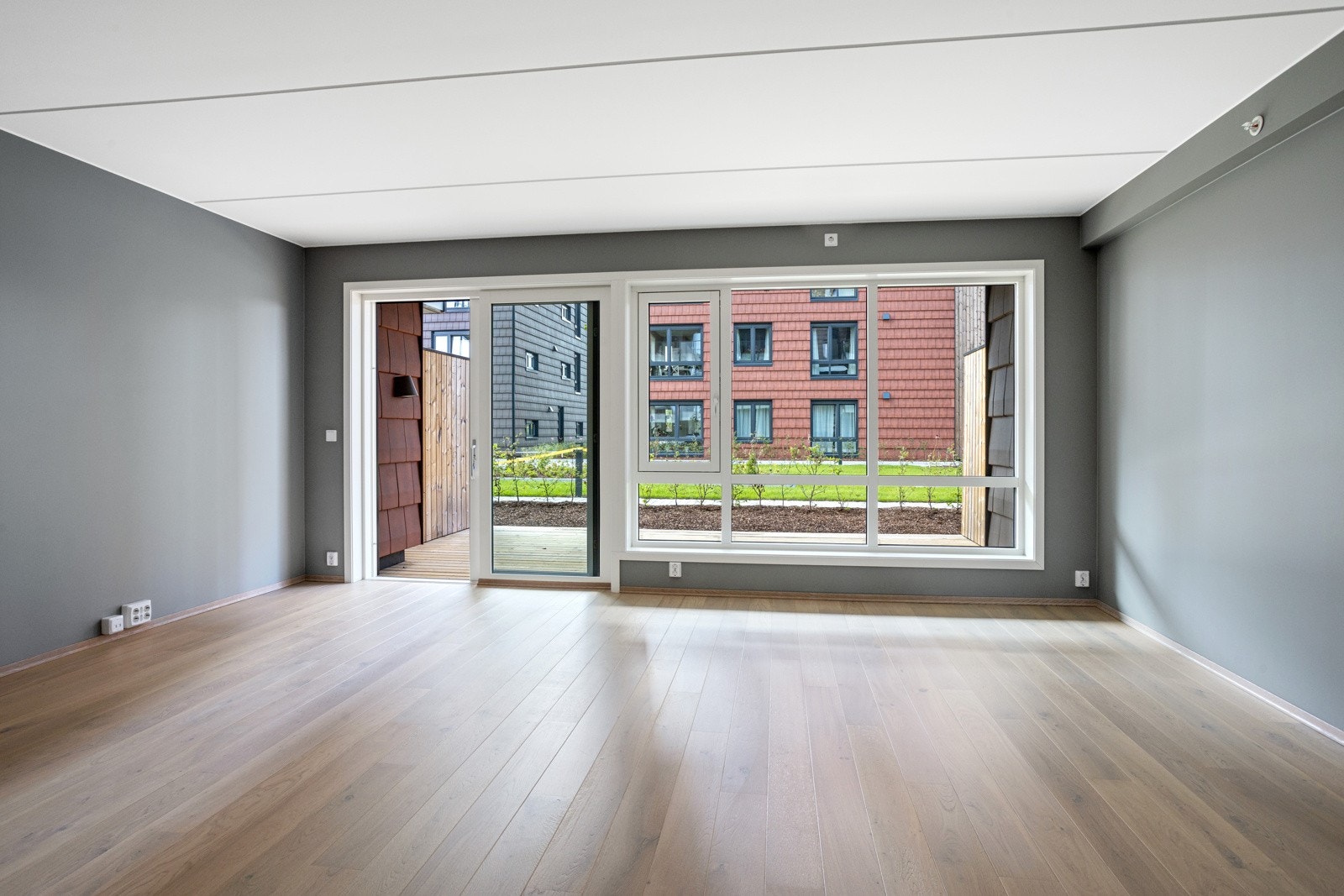 Stue med skyvedør til romslig terrasseplatting. Galleribilde