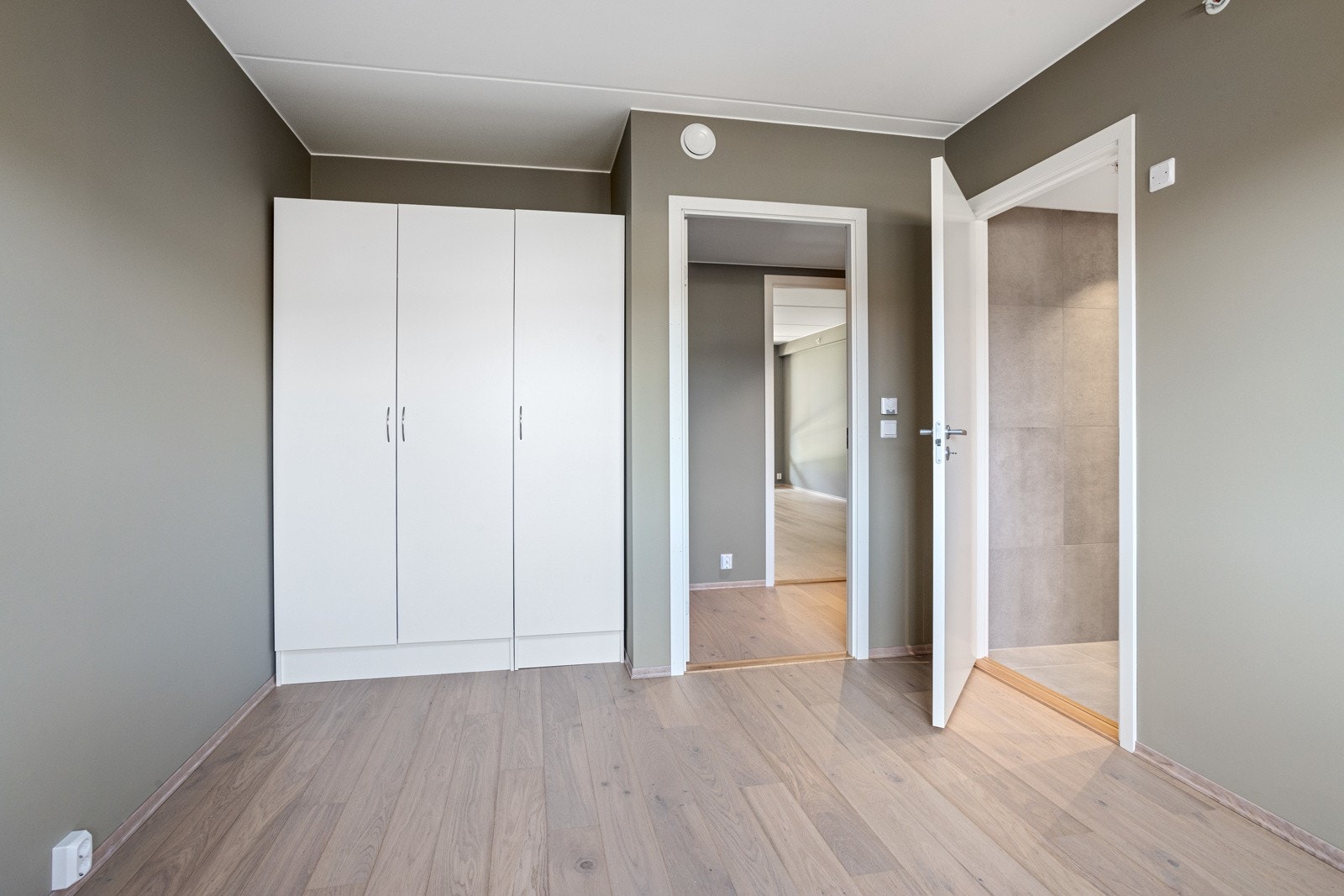 Soverom 1 - Masterbedroom med eget bad. Galleribilde