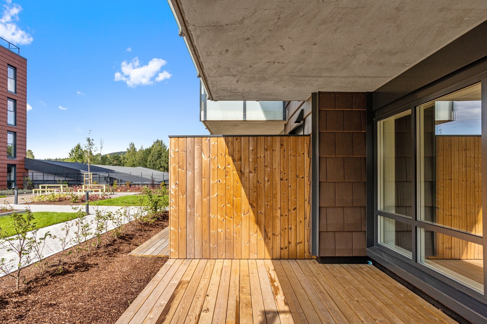 Terrasseplatting mot felles parkmessig hageanlegg i 3. etasje. Galleribilde