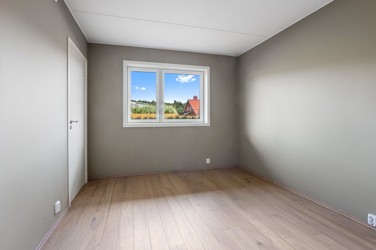 Soverom 1 - Masterbedroom med eget bad. Galleribilde