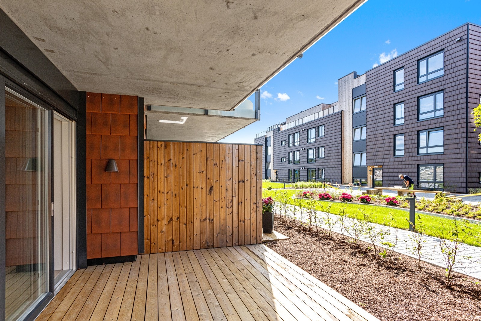 Terrasseplatting mot felles parkmessig hageanlegg i 3. etasje. Galleribilde