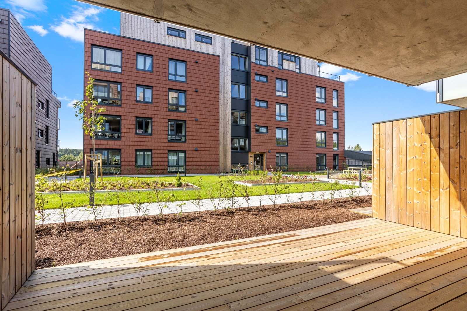 Terrasseplattingen er vestvendt, lun, overbygget og skjermet. Galleribilde