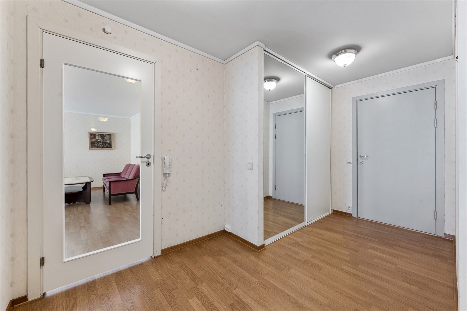 Gang med skyvedørsgarderobe og med porttelefon for enkel åpning av ytterdør. Galleribilde