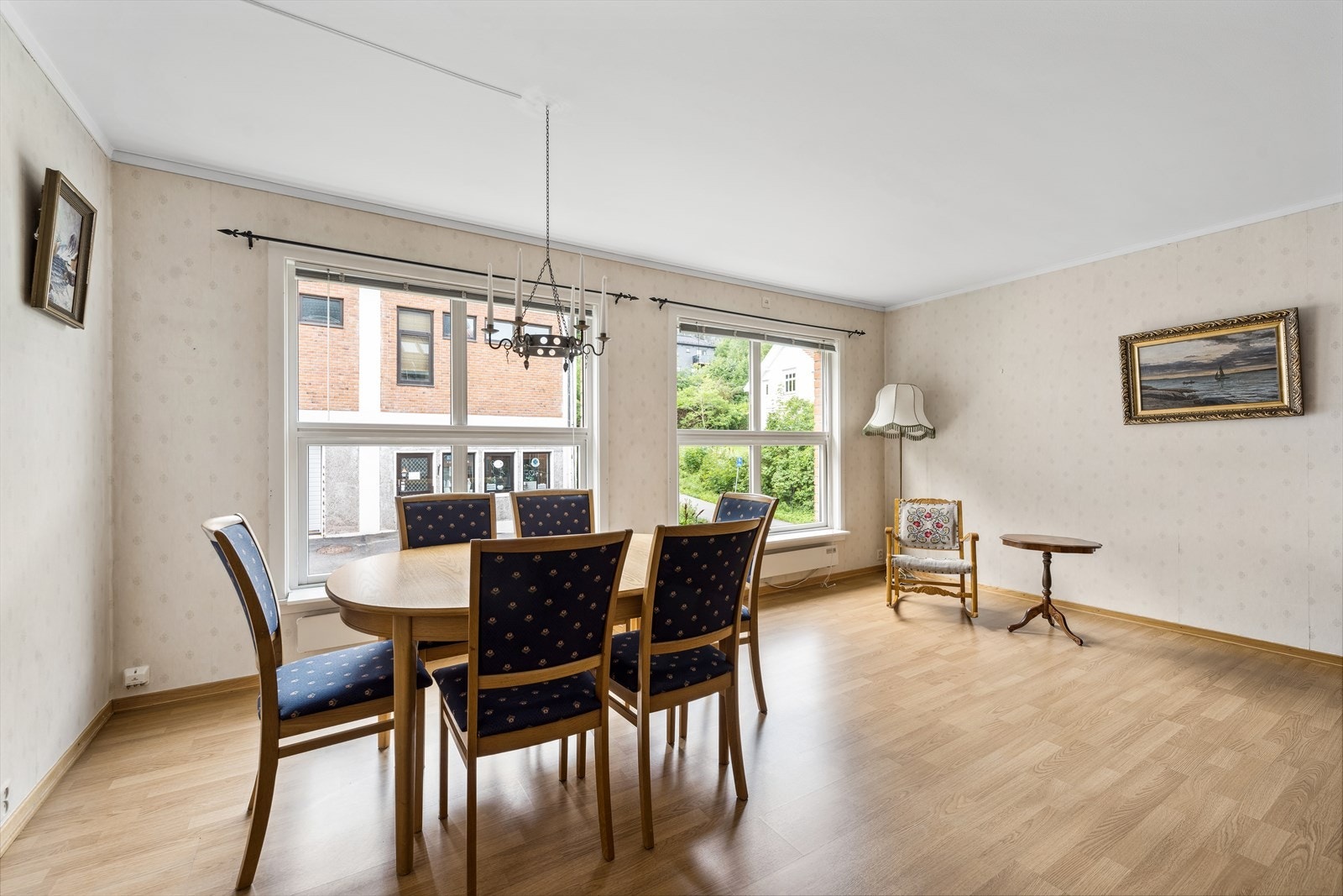 Mye innlys med store vindusflater. Galleribilde
